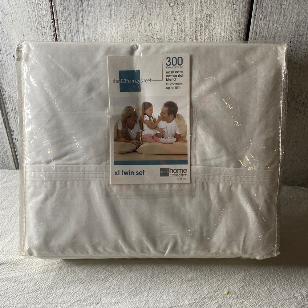 J C PENNY 300 count white 60% cotton Twin XL  size sheet set NIP NWT white new